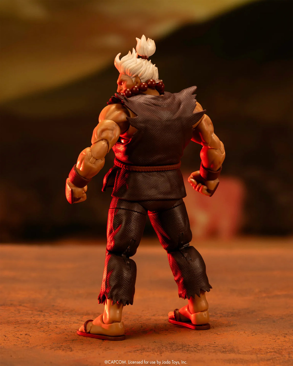 Figurine Akuma Ultra Street Fighter II Jada Toys vue de trois quarts arrière, avec kimono sombre et cheveux blancs