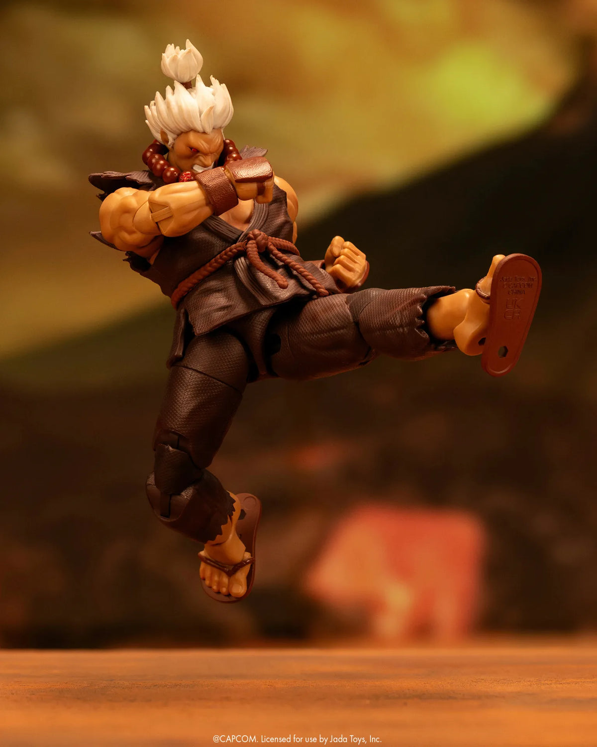 Figurine articulée Akuma Ultra Street Fighter II Jada Toys réalisant un coup de pied sauté