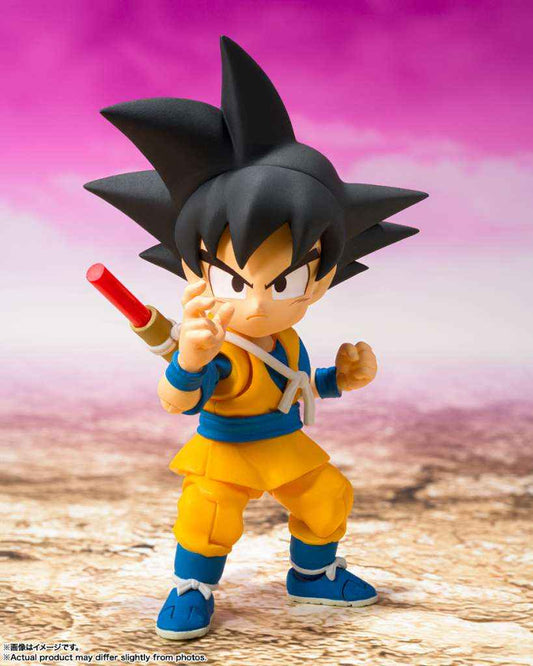 Figurine Mini Son Goku Daima S.H.Figuarts Bandai - vue de profil avec accessoires Dragon Ball