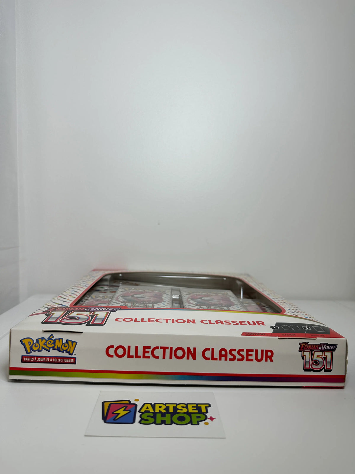 Vue complète du contenu du coffret classeur Pokémon 151 Ecarlate et Violet