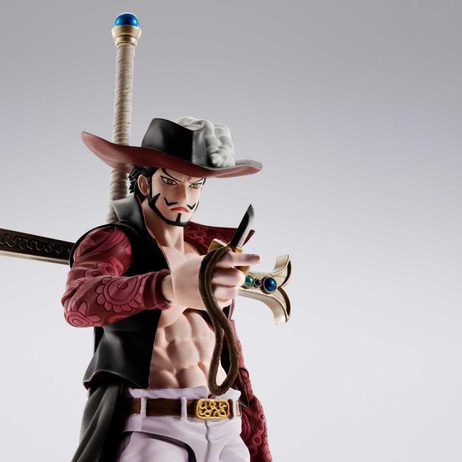 Figurine One Piece Dracule Mihawk HAWKEYE S.H.Figuarts - gros plan sur le visage et les détails du chapeau