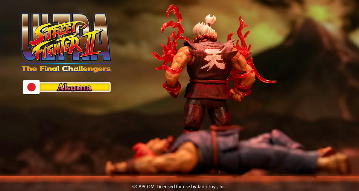 Figurine Akuma Jada Toys vue de dos avec le symbole 天 sur le kimono, devant un adversaire au sol.