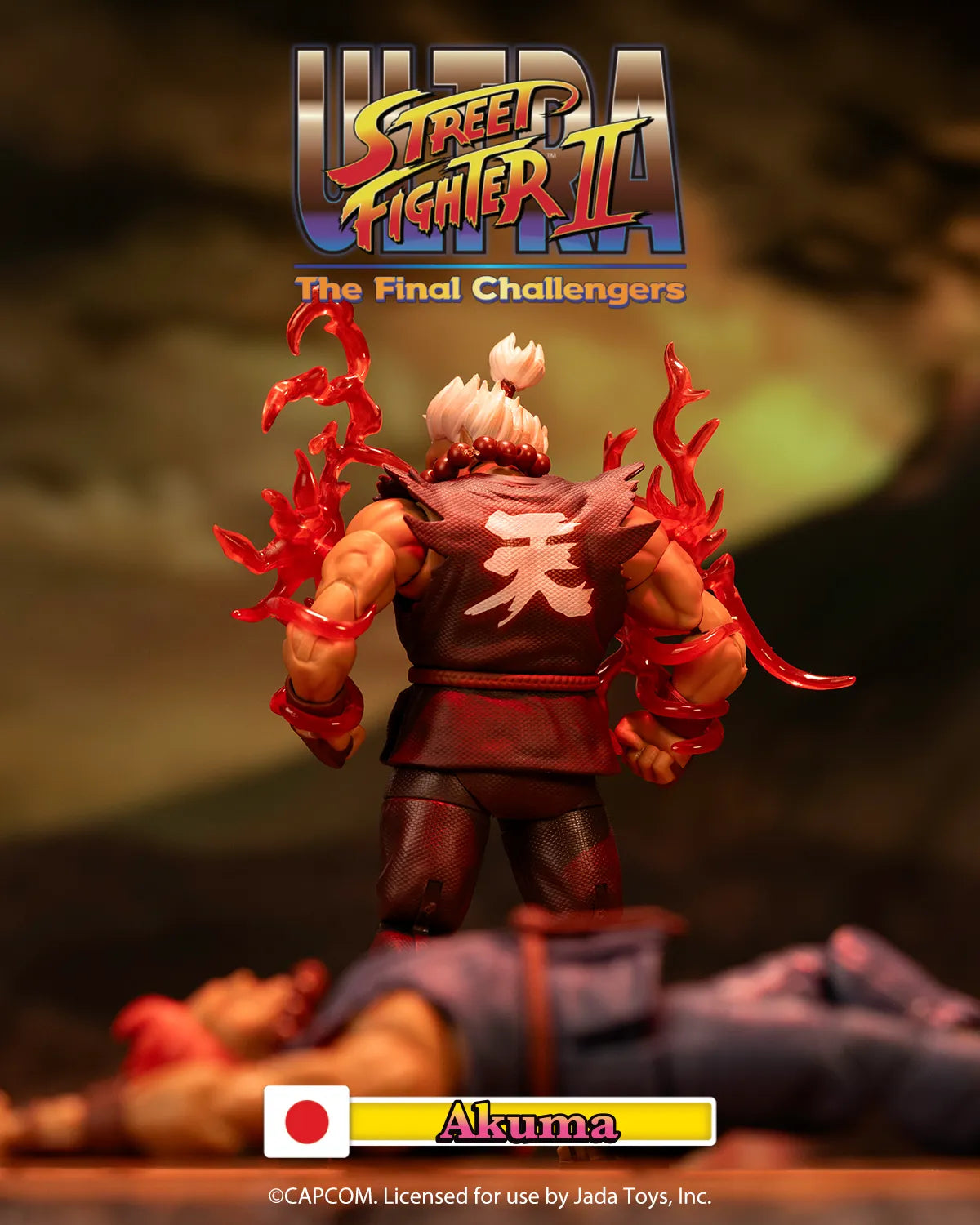 Figurine Akuma vue de dos avec effets d’énergie rouges et symbole 天 sur le kimono, sous le logo Ultra Street Fighter II