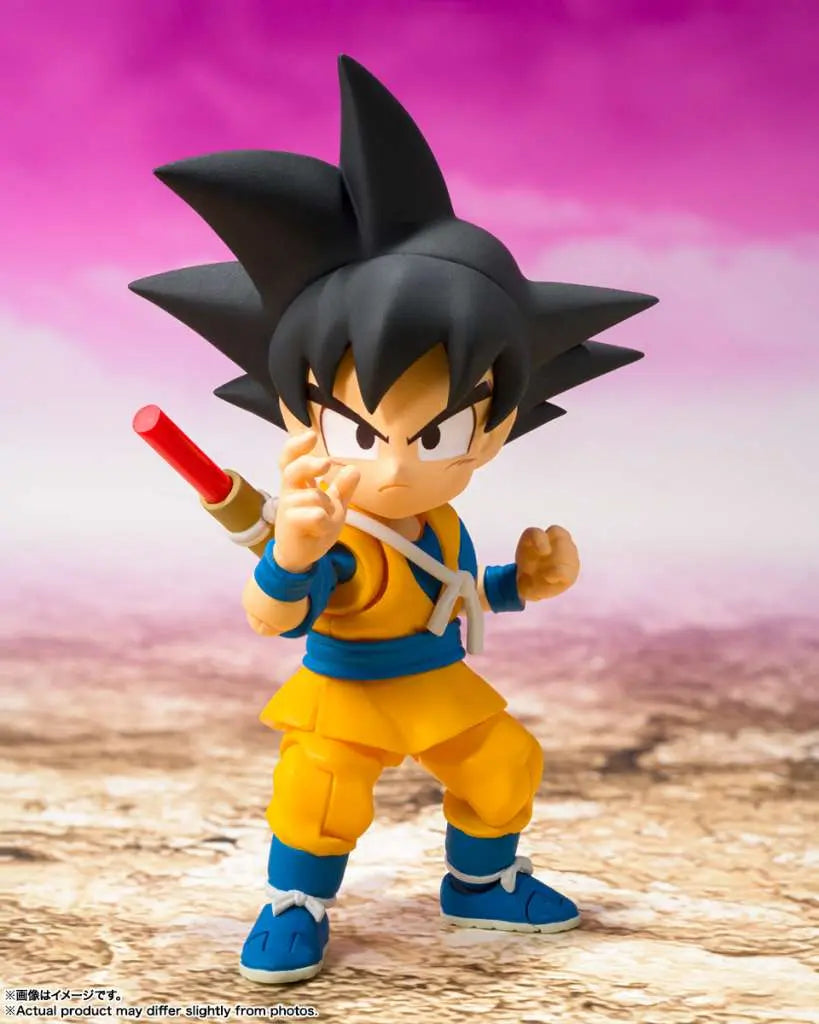 Figurine Mini Son Goku Daima S.H.Figuarts Bandai - vue de profil avec accessoires Dragon Ball