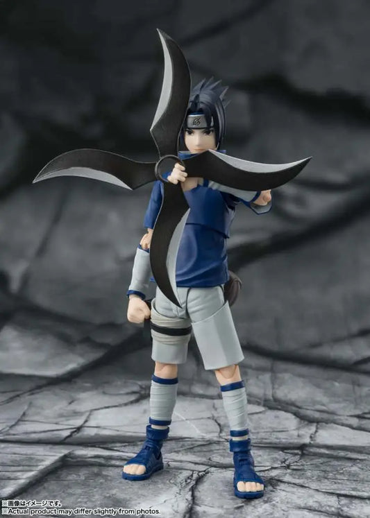 S.H.Figuarts Sasuke Uchiha - Pose combat avec Fuma Shuriken géant