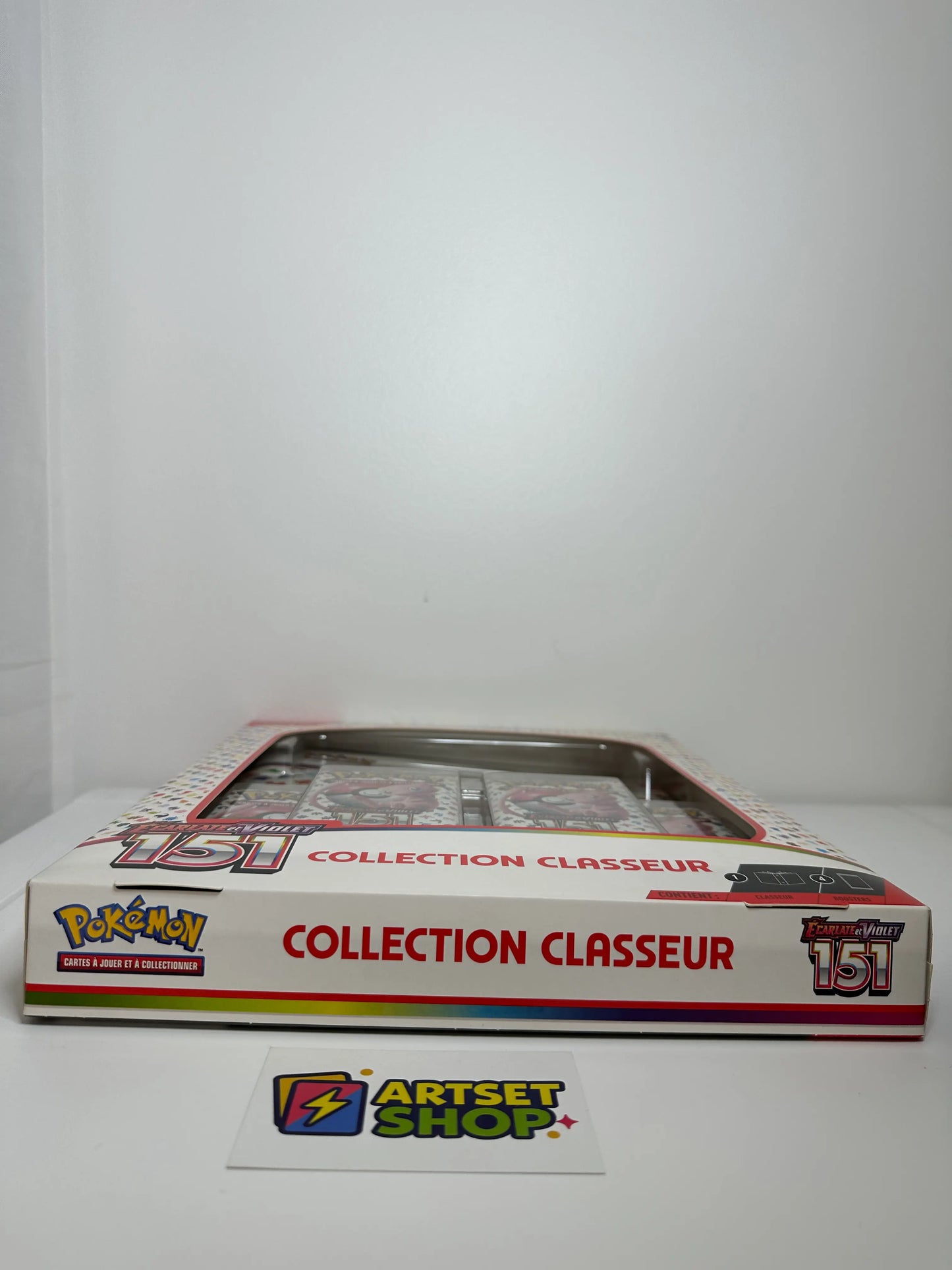 Vue complète du contenu du coffret classeur Pokémon 151 Ecarlate et Violet