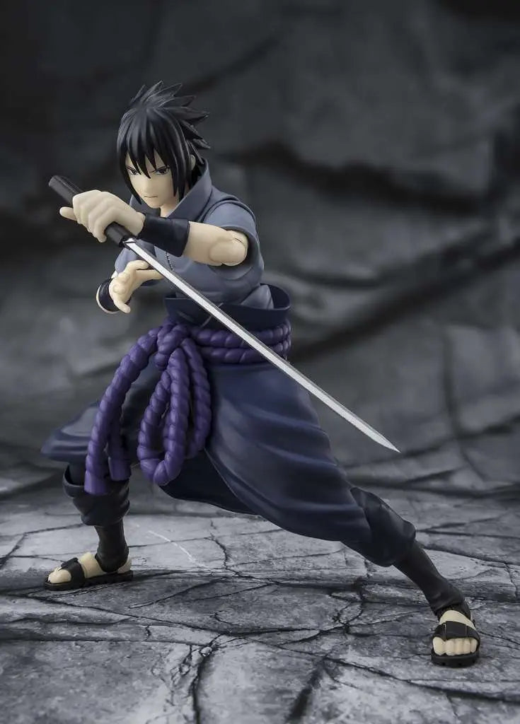 Figurine Sasuke Uchiha S.H.Figuarts - pose latérale avec épée, détails du costume