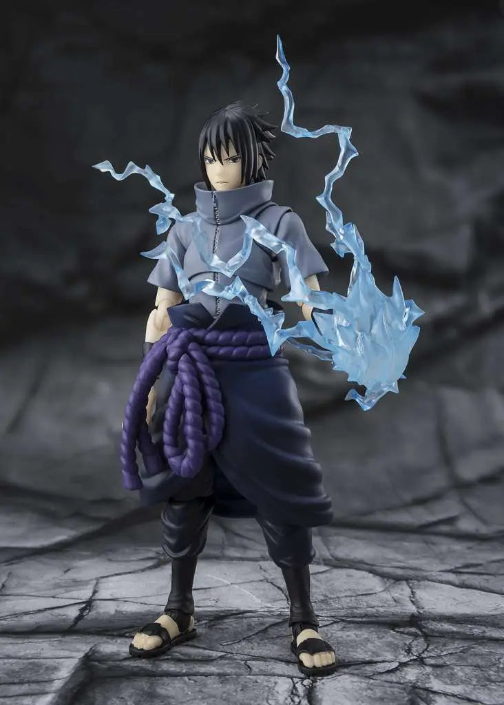 Figurine Sasuke Uchiha S.H.Figuarts - technique Chidori activée avec effets lumineux bleus