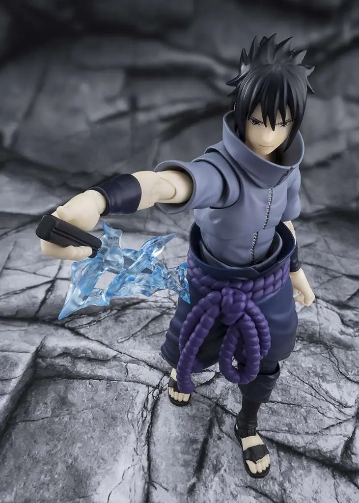 Figurine Sasuke Uchiha S.H.Figuarts - pose d'attaque avec effet Chidori lumineux