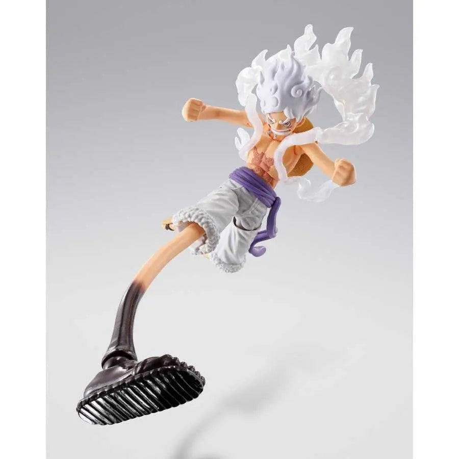 Figurine Luffy Gear 5 Future Island Egghead S.H.Figuarts Bandai - vue latérale attaque pied One Piece