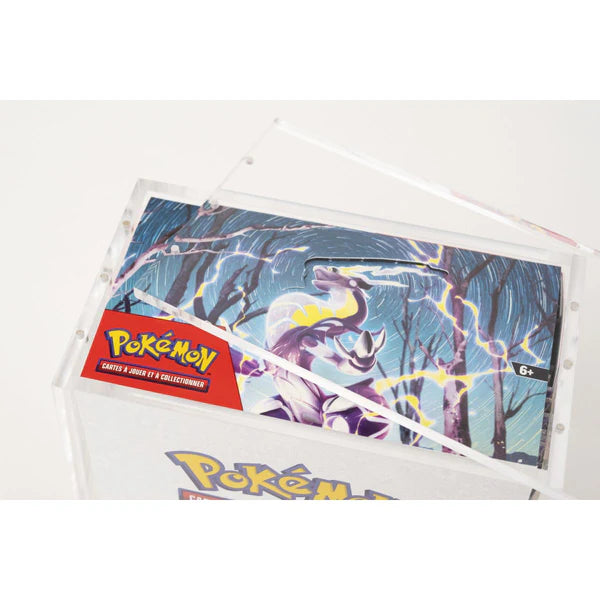 Détail du couvercle magnétique de la boîte acrylique TreasureWise pour Display Pokemon